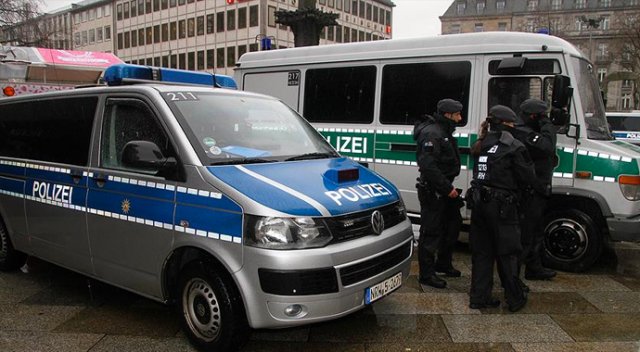 Almanya'da polis araçları ateşe verildi Almanya'da polis araçları ateşe verildi