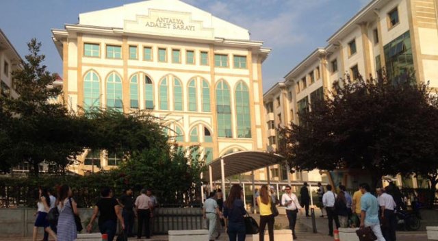 Antalya Adliyesi'nde canlı bomba ihbarı! Antalya Adliyesi'nde canlı bomba ihbarı!