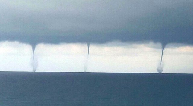 Antalya&#039;da korkutan görüntü, denizde 3 hortum birden belirdi