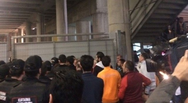 Arena'da maç sonrası ortalık karıştı
