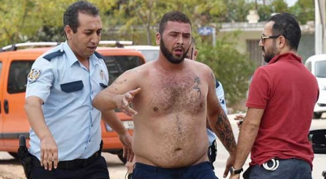 Bağımlı genç, polislerin yüzüne tiner döktü Bağımlı genç, polislerin yüzüne tiner döktü