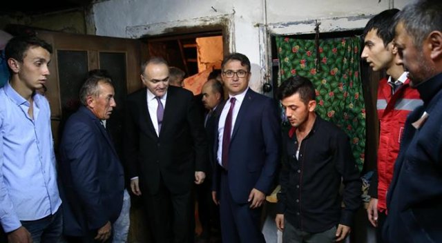 Bakan Özlü'den şehit ailesine ziyaret