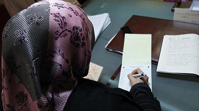 Başörtüsünü çıkarmayan öğrencisini sınavdan attı Başörtüsünü çıkarmayan öğrencisini sınavdan attı