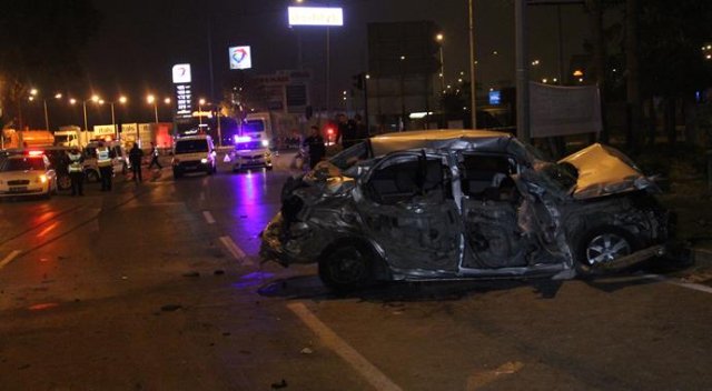 Bursa'da feci kaza: 2 ölü, 1 yaralı Bursa'da feci kaza: 2 ölü, 1 yaralı