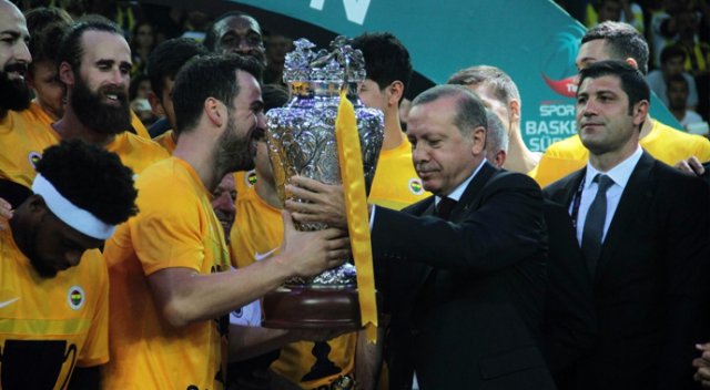 Cumhurbaşkanı kupayı böyle verdi Cumhurbaşkanı kupayı böyle verdi