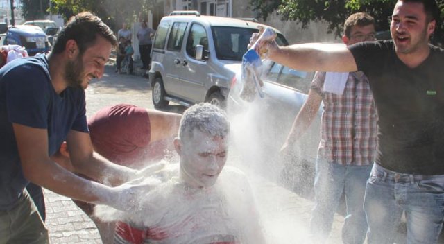 Damadın kafasında yumurta kırdılar, yetmedi bir de... Damadın kafasında yumurta kırdılar, yetmedi bir de...