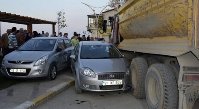 Freni boşalan kamyon 7 aracı biçti