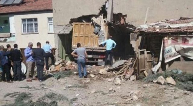 Freni boşalan kamyon eve daldı: 1 ölü 6 yaralı Freni boşalan kamyon eve daldı: 1 ölü 6 yaralı