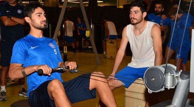 Futbolcular AVM'de çalıştı Futbolcular AVM'de çalıştı