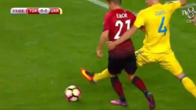 Hakem göz göre göre penaltıyı vermedi Hakem göz göre göre penaltıyı vermedi