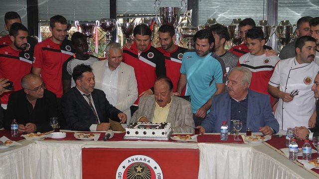 İlhan Cavcav'a sürpriz doğum günü kutlaması İlhan Cavcav'a sürpriz doğum günü kutlaması