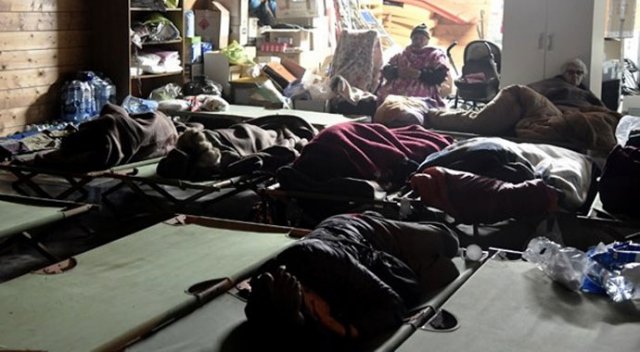 İtalya'da deprem sonrası halk geceyi sokaklarda geçirdi İtalya'da deprem sonrası halk geceyi sokaklarda geçirdi