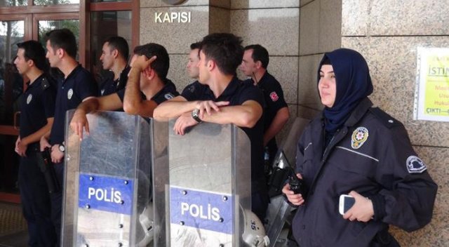 İzmir'de başörtülü kadın komiser