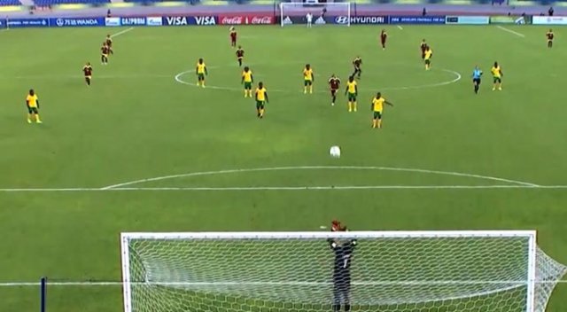 Kadın futbolcu santradan gol attı Kadın futbolcu santradan gol attı