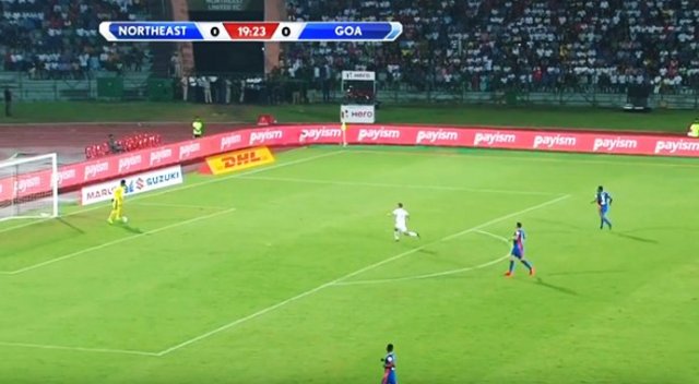 Kaleci resmen elleriyle gol attırdı! Kaleci resmen elleriyle gol attırdı!