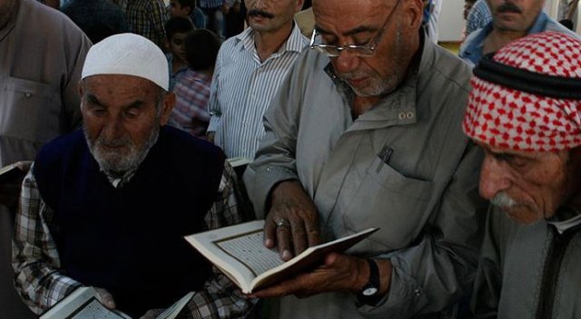 Kilis'teki Suriyeli sığınmacılara 5 bin Kur'an-ı Kerim hediye edildi