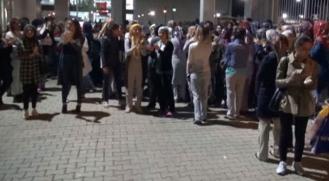 Kız yurdu gece yarısı sokağa döküldü Kız yurdu gece yarısı sokağa döküldü