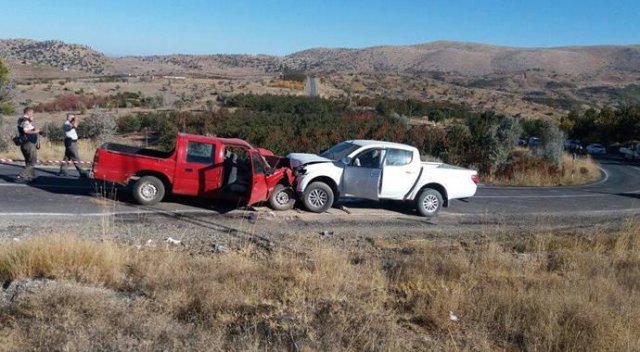 Konya'da kamyonetler çarpıştı, 2 kişi öldü Konya'da kamyonetler çarpıştı, 2 kişi öldü