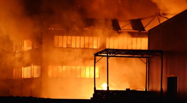 Konya'da korkutan yangın, fabrika ve 2 araç kül oldu Konya'da korkutan yangın, fabrika ve 2 araç kül oldu