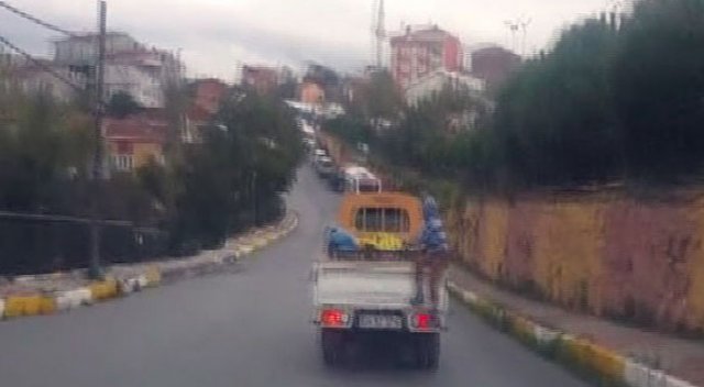 Küçük çocuğun kamyonetteki tehlikeli yolculuğu