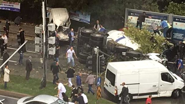 Maslak'ta korkunç kaza! Beton mikseri dehşet saçtı Maslak'ta korkunç kaza! Beton mikseri dehşet saçtı