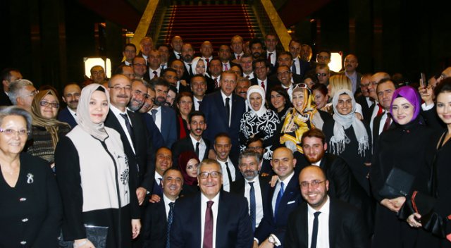 Milletin evinde milletle kucaklaştı Milletin evinde milletle kucaklaştı