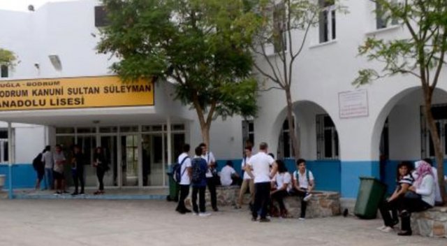 Müdür yardımcısına 'İstiklal Marşına saygısızlık' soruşturması Müdür yardımcısına 'İstiklal Marşına saygısızlık' soruşturması