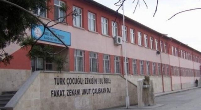 Okulu basan hırsızlar, kapıları çaldı Okulu basan hırsızlar, kapıları çaldı