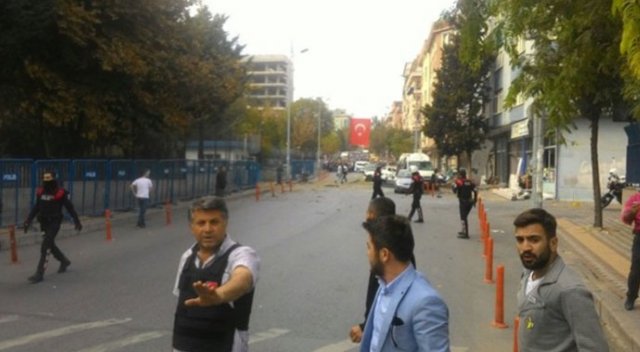 Önünde bomba patlayan karakolla ilgili flaş bilgi Önünde bomba patlayan karakolla ilgili flaş bilgi