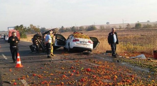 Otomobil, traktör römorkuna çarptı: 3 ölü, 1 yaralı