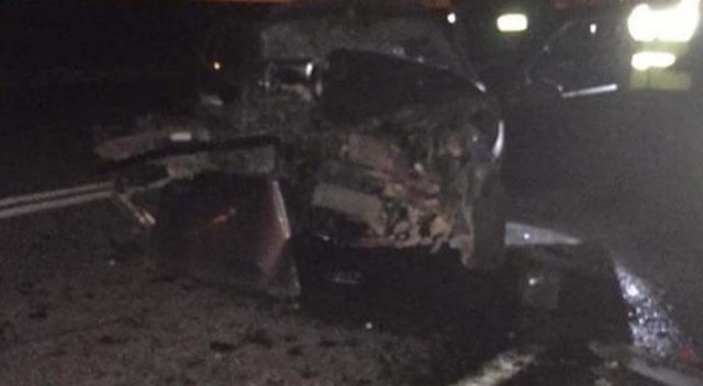 Otomobil vince çarptı: 1 ölü, 1 yaralı Otomobil vince çarptı: 1 ölü, 1 yaralı