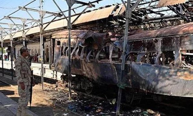 Pakistan&#039;da yolcu treninde bomba patladı