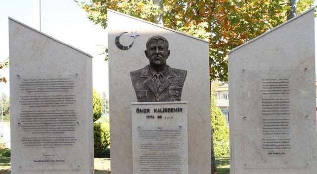 Pamukkale Üniversitesi&#039;ne Şehit Ömer Halisdemir&#039;in büstü dikildi