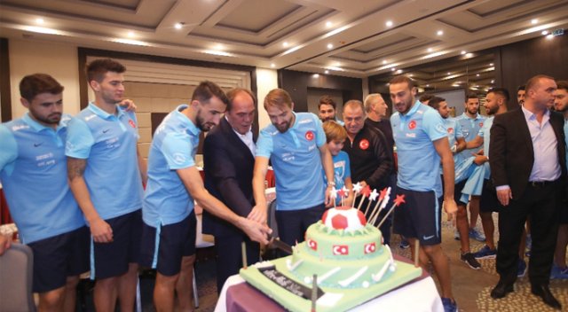 Pastayı Caner ve Mehmet Topal’la birlikte kesti