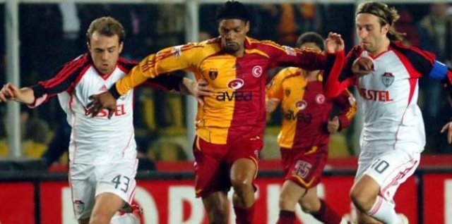 Rigobert Song felç geçirdi!