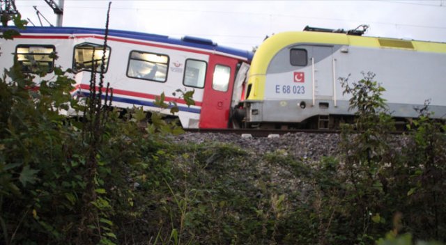 Sakarya'da iki tren çarpıştı: 3 yaralı