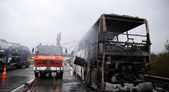 TEM Otoyolu&#039;nda yolcu otobüsü yandı