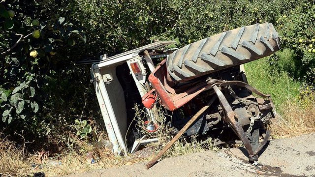 Traktör şarampole devrildi, aynı aileden 4 kişi hayatını kaybetti