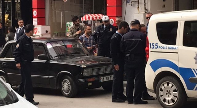 Üzerinde anahtarı olan aracı gören Suriyeli, bir tur attıktan sonra... Üzerinde anahtarı olan aracı gören Suriyeli, bir tur attıktan sonra...