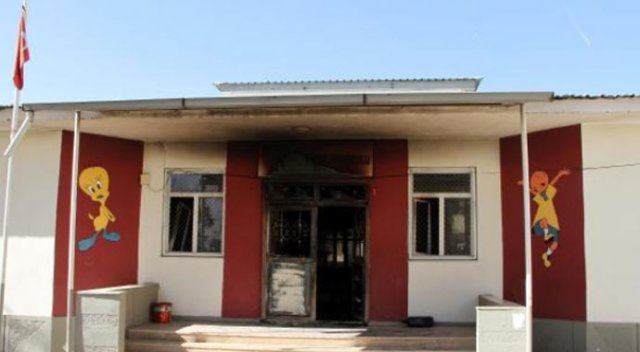 Van'da PKK'lılar anaokuluna molotof attı Van'da PKK'lılar anaokuluna molotof attı