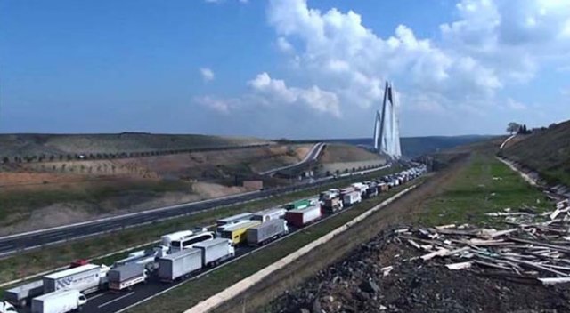 Yavuz Sultan Selim Köprüsü’ndeki çalışma trafiği kilitledi! Yavuz Sultan Selim Köprüsü’ndeki çalışma trafiği kilitledi!
