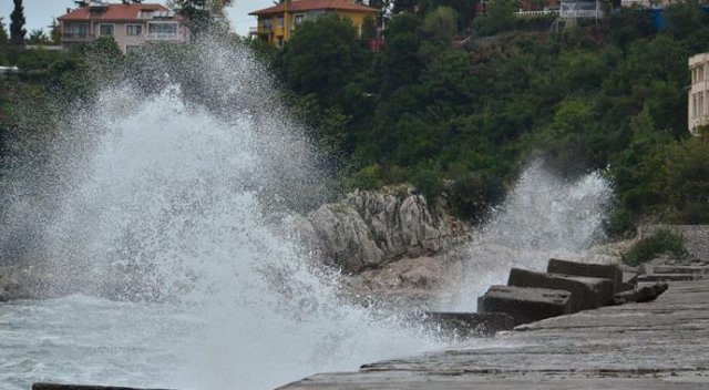 Zonguldak'ta dalga boyu 5 metreyi aştı Zonguldak'ta dalga boyu 5 metreyi aştı