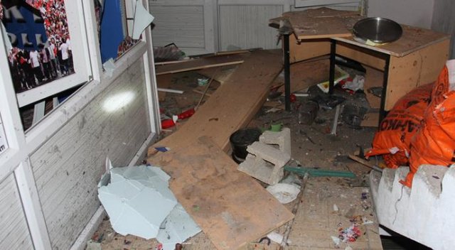 AK Parti Muradiye ilçe binasına bombalı saldırı AK Parti Muradiye ilçe binasına bombalı saldırı