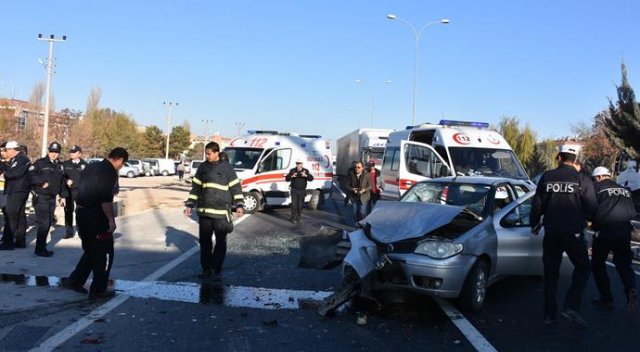 Aksaray'da arabalar çarpıştı, yaralılar var Aksaray'da arabalar çarpıştı, yaralılar var