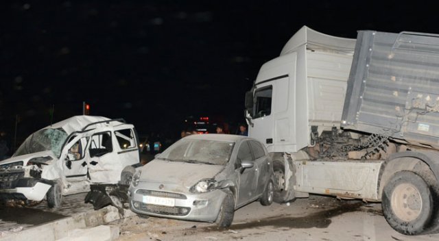 Aksaray'da tır iki aracı yerle bir etti