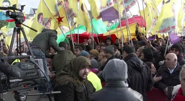 Almanya&#039;da PKK yandaşları polise saldırdı