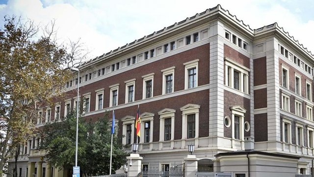 Almanya vize vermeyince ödülünü arkadaşı getirdi Almanya vize vermeyince ödülünü arkadaşı getirdi