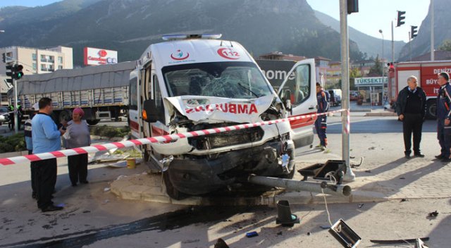 Ambulans ticari araçla çarpıştı, çok sayıda yaralı var Ambulans ticari araçla çarpıştı, çok sayıda yaralı var