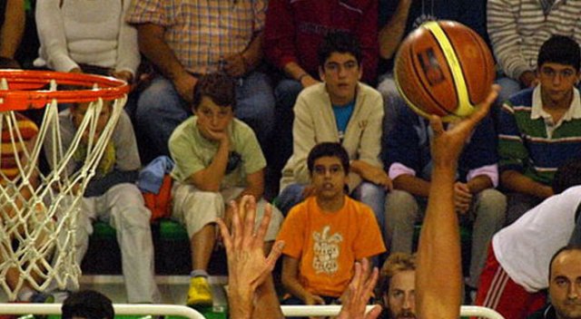 Anadolu Efes, Maccabi Fox deplasmanında