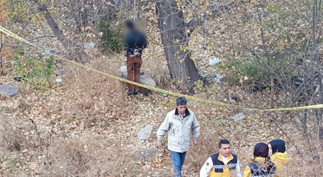 Ankara'da bir kişi elleri kelepçeli ağaca asılı olarak bulundu Ankara'da bir kişi elleri kelepçeli ağaca asılı olarak bulundu